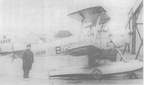 AACU with "Queen bee". Note wheels fitted to floats. The D.H. "Queen Bee" Wireless-controlled Target Aeroplane (130 b.p. D.H. "Gipsy-Major" engine). 